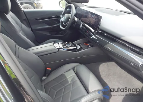 2025 BMW 530 I из США, поврежденный, VIN WBA43FJ01SCU03218